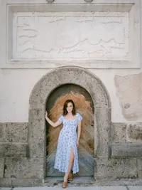 Wandering through Positano’s hidden alleys, every embrace becomes a story. Your Positano honeymoon photographer preserves these intimate details with cinematic elegance