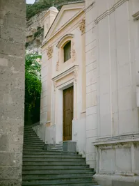 Wandering through Positano’s hidden alleys, every embrace becomes a story. Your Positano honeymoon photographer preserves these intimate details with cinematic elegance