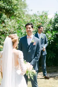 Mariage en plein air à Nantes, le marié regarde sa future épouse avec émotion pendant la cérémonie.