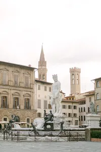 Florence Piazza della Signoria – Neptune Fountain, a romantic setting for destination weddings and elegant Italy celebrations.