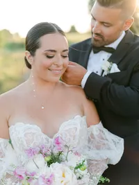 Romantic sunset portrait of bride and groom in Italy – cinematic wedding photography with natural light and emotion.