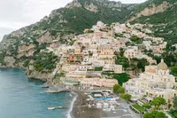 Panoramic view of Positano’s colorful cliffside houses overlooking the beach — an iconic setting for Amalfi Coast weddings.
