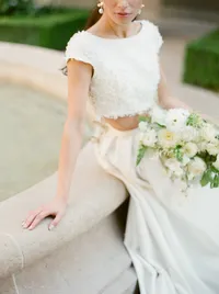 Détails raffinés de la mariée et de son bouquet dans les jardins d’un hôtel de luxe à Paris – Photographe mariage fine art.