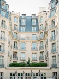 Façade d’un palace parisien accueillant un mariage raffiné – Photographe mariage luxe Paris.