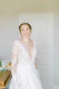 Jeune mariée rayonnante en robe de dentelle lors d’un mariage élégant dans un château à Nantes.