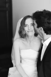 Portrait intemporel de mariée en noir et blanc à Nantes, capturant la beauté naturelle et l’émotion.