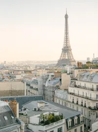 Vue panoramique sur la Tour Eiffel et les toits haussmanniens – Photographe mariage destination Paris.