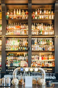 Bar raffiné dans un lieu de réception à Nantes, parfait pour un cocktail de mariage chic.