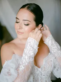 Bride getting ready on her wedding day in Italy – elegant bridal portrait with lace gown and timeless makeup.