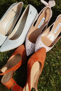 wedding details of shoes in teh grass
