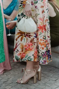 stylish guest at jewish wedding at Villa miani in Rome, Italy