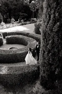 couple wedding photos at château Martinay