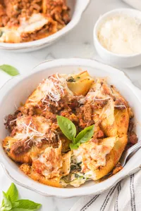 Beef & Ricotta Stuffed Shells Web Hero-16