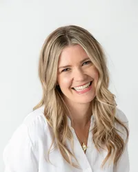 Headshot-of-woman-with-blonde-hair-laughing