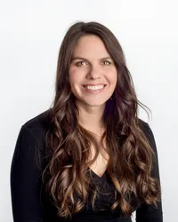 Headshot-of-woman-with-long-dark-hair