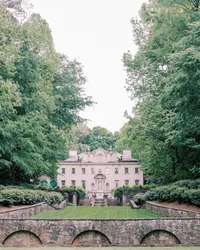 A romantic wedding at the historic Swan House in Atlanta, Georgia, with timeless architecture and lush gardens, captured by North Carolina wedding photographer Jessica Leigh Mason.