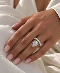 pear-engagement-ring-wedding-band