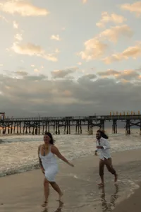 alohaubrey_cocoabeachpier_playinginwater_couplesphotography