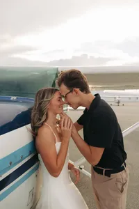 1alohaubreyphoto_airplaneshoot_couplesinspo_privateplane_aviation-3