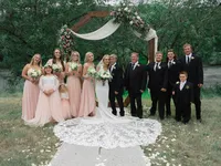 Wedding party photoin front of the arch in Sonoma, California