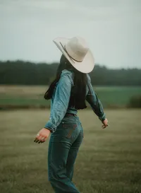 nior portrait at Triple T Farms in Fruitdale, Alabama — twirling