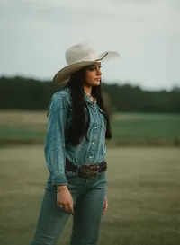 nior portrait at Triple T Farms in Fruitdale, Alabama — full-body