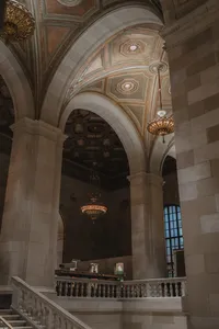 Décor majestueux du Crew Café à Montréal, un lieu au style architectural unique et inspirant pour un mariage élégant, photographié par Jeff Gagnon photographe.