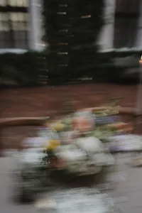Bouquet de fleurs de mariage capturé en mouvement, image volontairement floue et artistique, évoquant la spontanéité, l’émotion et la poésie éphémère du moment.