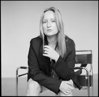 Portrait argentique en studio, grain et texture