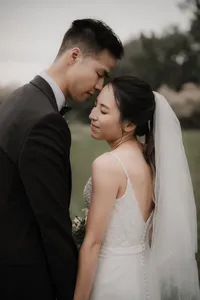 Moment tendre et intime entre deux mariés au Parc Laurier à Montréal, capturé avec douceur par Jeff Gagnon photographe.