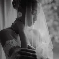 Mariée en voile fin, portrait en noir et blanc intime et contemplatif, détail de profil