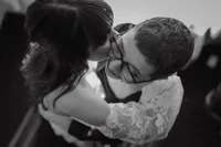 Mariée partageant un moment tendre front contre front avec sa mère, manches de dentelle, vue en plongée sur la piste de danse à l'Hôtel Honeyrose, Montréal