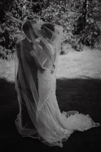 Moment intime capturé en noir et blanc d’un couple enlacé sous un voile de mariée, sur la Rive-Sud de Montréal, par Jeff Gagnon photographe.