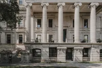 Photo de mariage dans le Vieux-Port de Montréal mettant en valeur l’architecture majestueuse et la composition artistique du couple, prise par Jeff Gagnon photographe.
