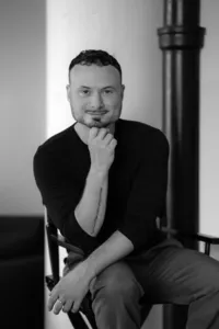 Headshot masculin en studio à Montréal pour profil professionnel
