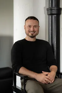 Portrait corporatif en studio, expression naturelle