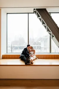 couple kissing art institute chicago engagement photos