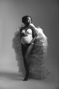MariePJ_MaternityPhotoshoot_BW