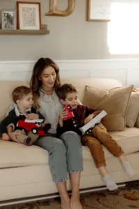 new-england-family-photography-inhome-mother-reading-to-sons