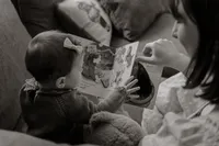 Family-photo-Mother-and-daughter-reading