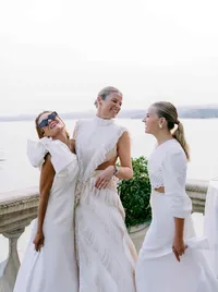 stylish-wedding-guests-lake-italy.jpg