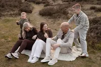 Ouders met hun gezin maken plezier tijdens een familieshoot door Joenne Bokhorst Fotografie