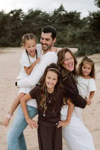 Familie knuffelt elkaar tijdens een familieshoot op de Veluwe
