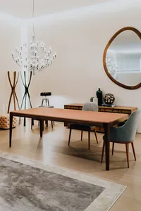 kaboompics_luxury-dinning-room-interior-table-chairs-mirror-chandelier-7531
