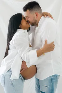 kiss-maternity-portrait