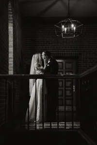 wedding-kiss-romantic-vintage