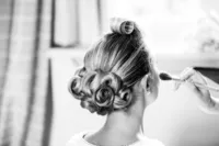 Coiffure mariée élégante au Château de Belmesnil