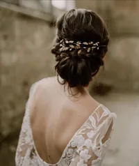 Coiffeuse mariage pour coiffure de mariée sophistiquée naturelle