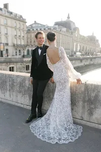 paris-bridge-couple-portrait-bouquet27