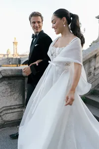 paris-romantic-couple-bridge-paris-editorial11